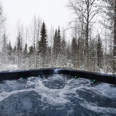Hulhavanhelmi | Modern With Private Jacuzzi & Ski-in Access At Casa de Férias Syöte